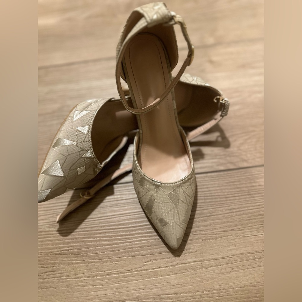 Pointed toe open mid heel champagne / crème/ neutral colored classy pattern
